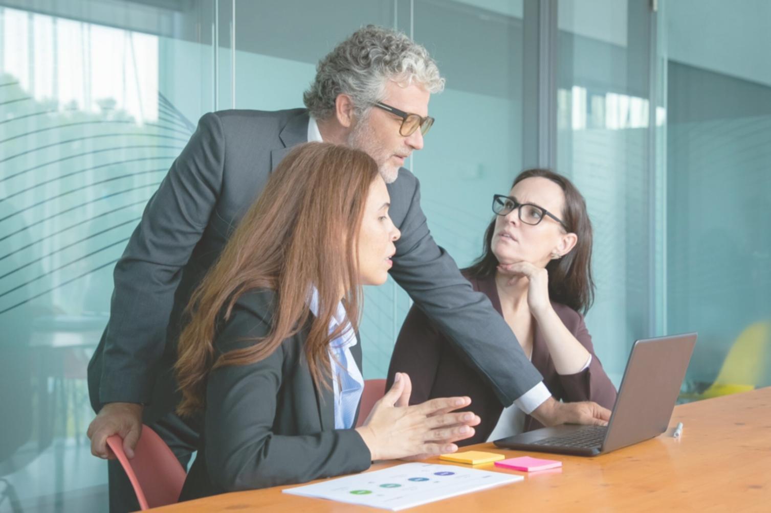 Professionelle Finanzberatung in modernem Büroumfeld mit persönlicher Atmosphäre