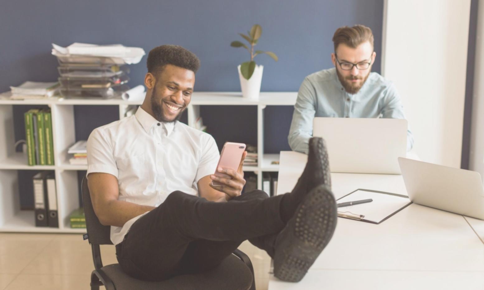 Professionelle Finanzplanung mit Taschenrechner und Dokumenten